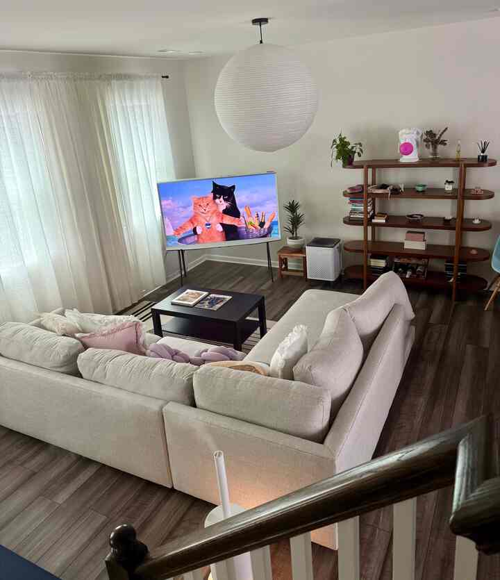 Di rumah ini, ia percaya pada perawatan diri, pencahayaan lembut, dan kelembapan yang konstan 🧘🏻‍♀️💧

#ruang tamu #interiorinspo #ikeahome #westelmstyle #seletti #mirohumidifier #neutraldecor #cozyvibes #modernliving #target #이케아 #가습기 #거실