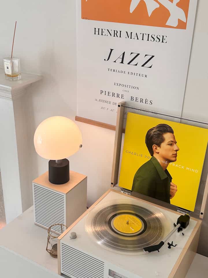 Jazzy mood 🤍 

#turntable #ikea #ikealamp #lp #lpplayer #simple #simpleinterior 