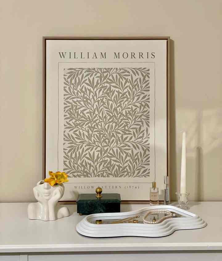 Time to care for myself, with birdsong in the background. Just me and my vanity today 😉

#vaseinterior #frame #bedroom #minimallife #vanityinterior 