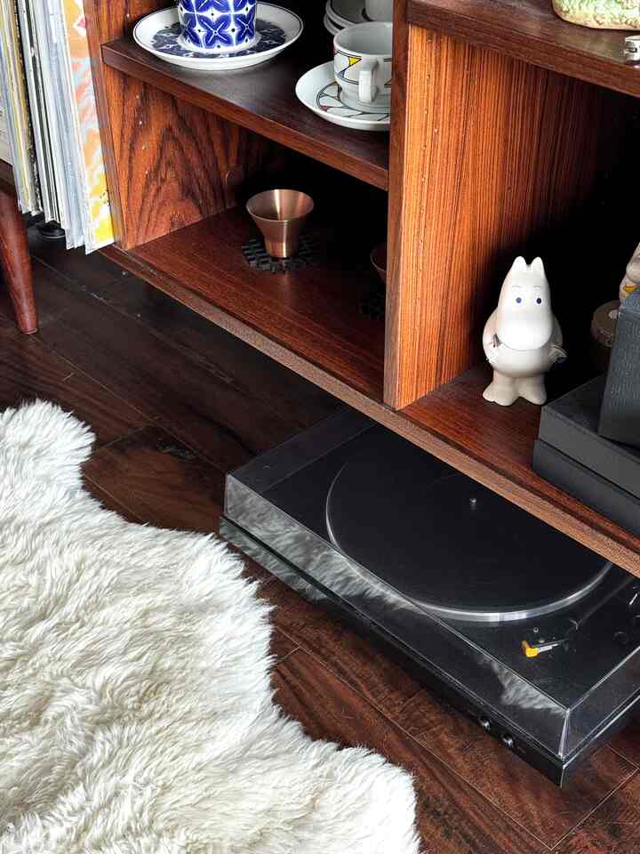 Little things on my shelves 😇

#cupboard #credenza #turntable 