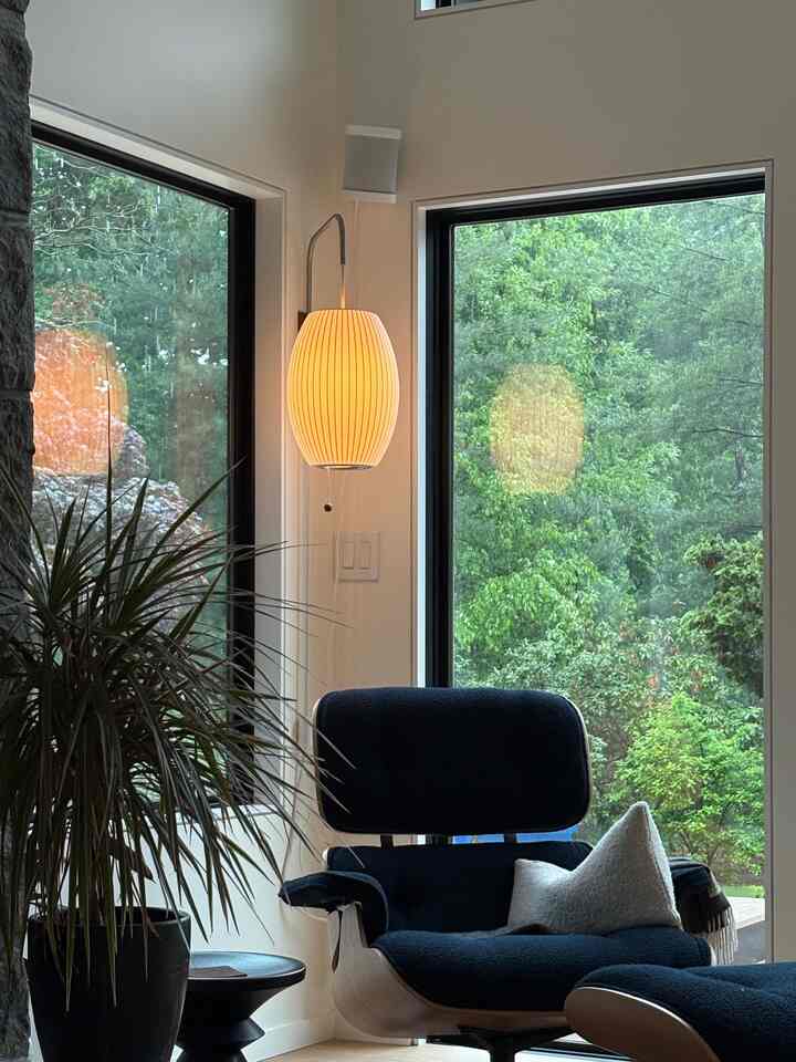The rain outside makes this cozy chair feel even more peaceful 🌿
#loungechair #livingroomnook #livingroom
