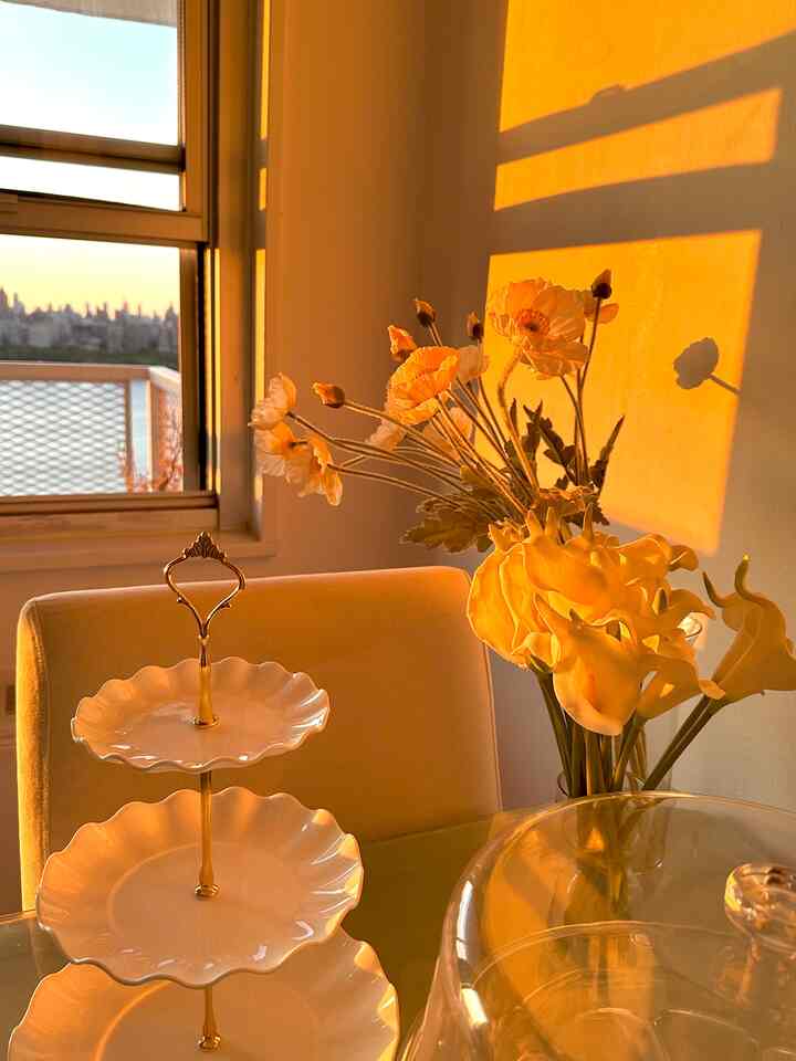 Loving the new faux poppy flowers I bought in the color Champagne. 💐 

Also excited to use my new scalloped cupcake stand for brunch! Love how it’s lightweight plastic and easy to move so I can use it on my balcony as well. 🧁

#flower #fauxflower #dining #romantic 
