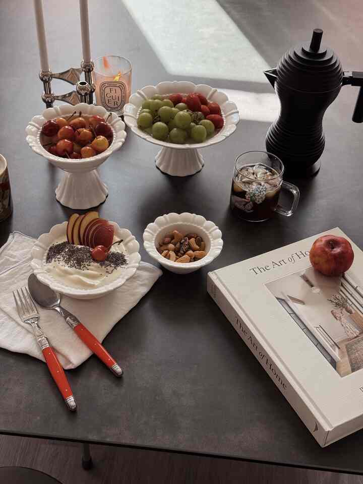 Yogurt + chia seeds + apple + a scoop of protein.

Lately loving this simple & nourishing start to the day😋


#breakfast #diningtableinterior #diningroom #diningtable #homecafe #coffee #coffeecup #glasscup #interiorbook #plate #bowl #yogurtbowl #mochappt #candle #candleholder #laguiole #cutlery 