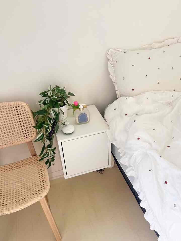 Clean up my side table :) 
I rearranged it and it got clean ✨

#ikea #ikeachair #cleanup #bed #bedroom #ikeacabinet #cozy #cozyroom 