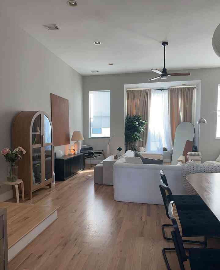 ニュートラルトーン。柔らかな影。リネンのカーテンを通して揺れる陽光。
これこそが、意図的な暮らし。🕊️🌞
#JapandiStyle #CozyMinimalism #CalmLiving #WabiSabiVibes #JapandiLivingRoom #WarmMinimalism #ZenVibes #NaturalInteriors #SlowLivingHome