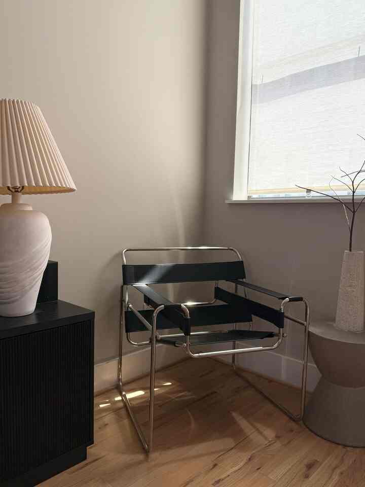 Where warmth meets form — and the chair always steals the scene. 🖤🌤️🪵
#WassilyVibes #ModernClassics #CleanLinesCozyFeels #SoftStructure

