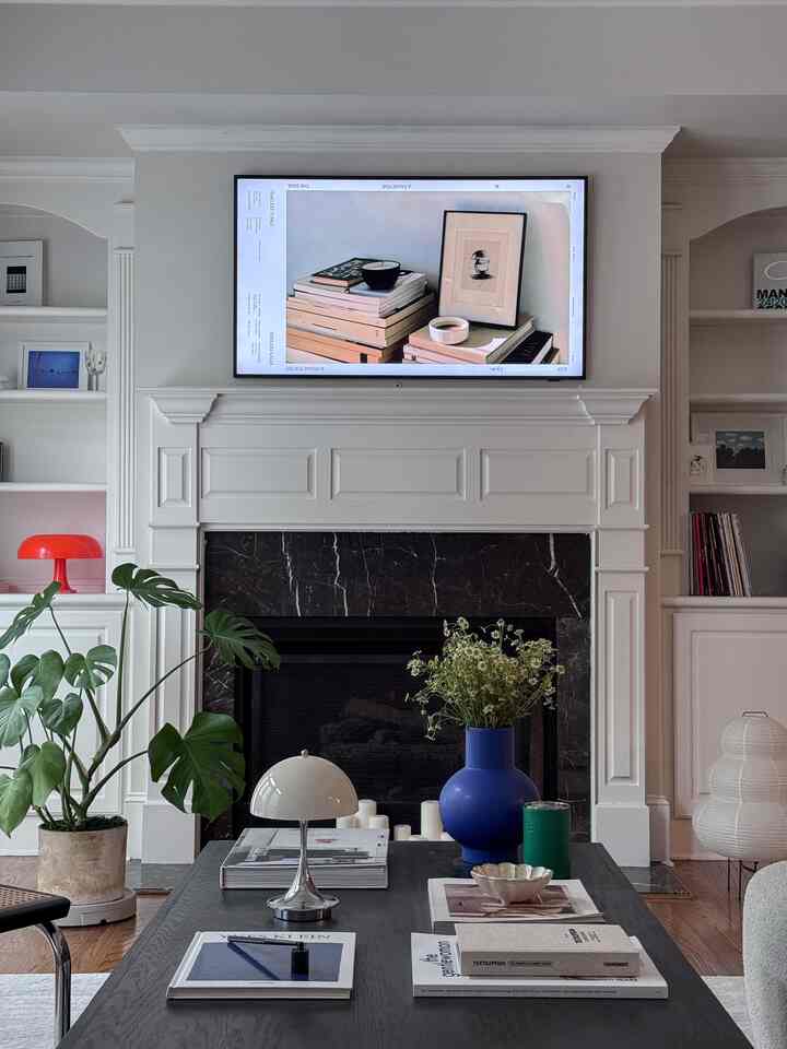 A much-needed living room reset—hoping the calm lasts through the week💆🏻‍♀️🤞🏻✨
.
.
.
#livingroom #livingroominspo #minimalwithmood #chair #stool #woodenstool #lamp #vase #portablelamp #coffeetable #coffeetablesetting #springinterior #springcleaning #sundayreset #roomreset