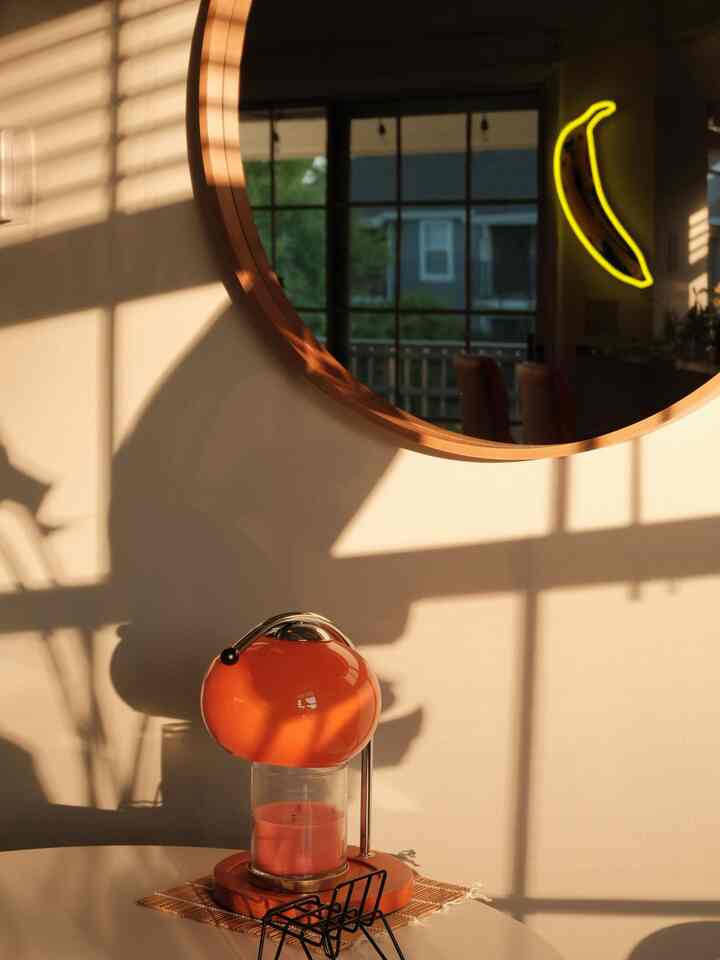 Loving the retro vibes from the neon banana 🍌

#neonlamp #retrointerior #retrovibes #diningroom