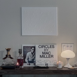 Clean bar station, slow jazz, and a well-earned drink🥃🎷🌃 Just what the evening needed✨
.
.
.
#minimalwithmood #barstation #homebar #lamp #portablelamp #candle #candlelit #springrefresh #springcleaning #springreset #sundayreset #moody