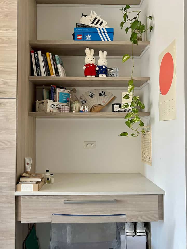 My favorite use of space in my small apartment is this bulit-in corner desk! With shelving to display decor and store books, I like to warm it up with some plant cuttings and little trinkets 🥰

#deskdecoration #deskinterior #apartmentinterior #officeinterior #office #officespace #organized #shelf #shelfdecoration 