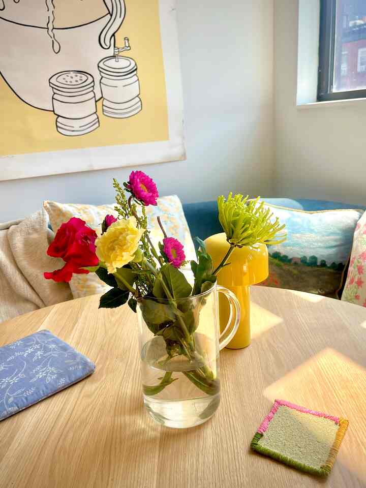 Loving the 3.99 Trader Joe's flower bouquet and see how it brightens up the room.

#traderjoes #flower #springcolor