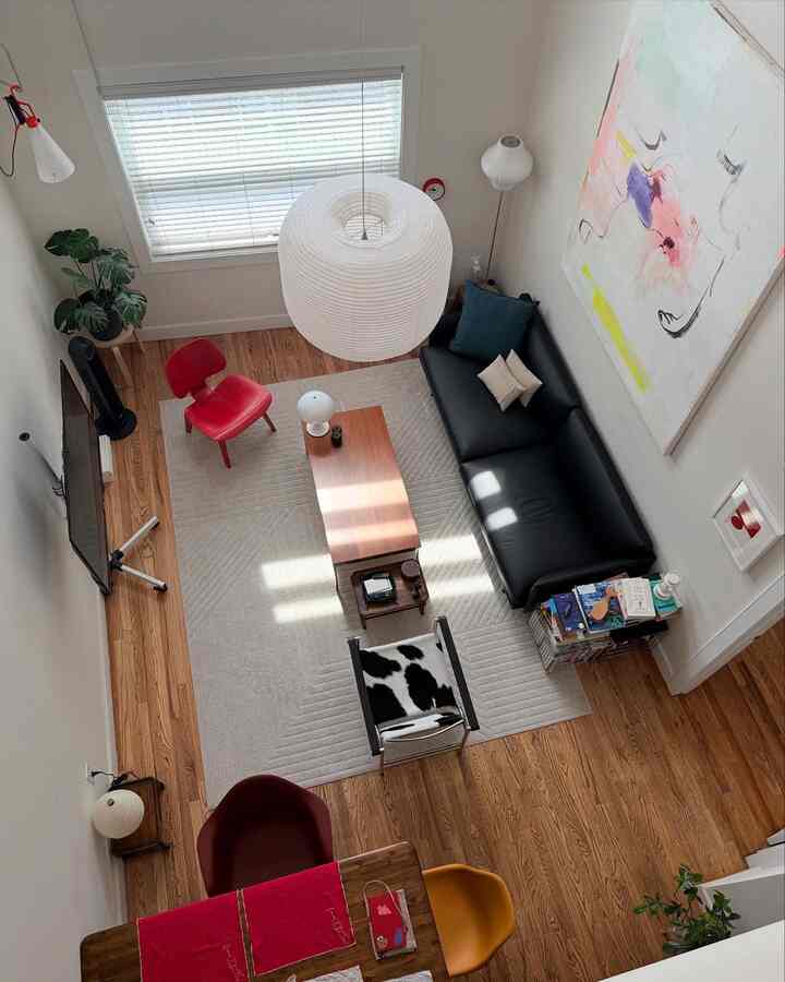 Unexpected red accents in my living room today because of all the napkins I have laid out to dry on the dining table!

#livingroom #livingroominterior #sofa #leathersofa #blacksofa #coffeetable #loungechair #accentchair #paperlampshade #floorlamp #eclecticdecor #interiordecor #colorofhome 