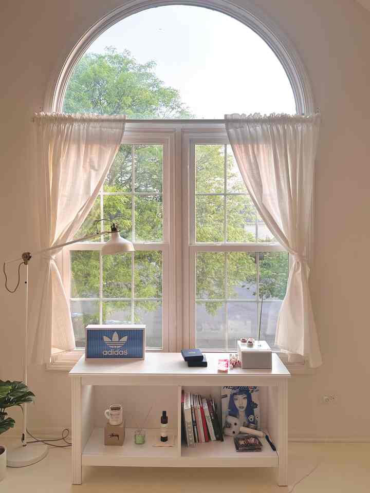 The trees outside the window are pretty 🖼️
I stopped by for work here this morning, beautiful sunshine makes me feel good ✨

#homeoffice #homedecor #ikea #spring #springinterior #mirror #ikeacabinet #lamp #simple #whitewoodinterior #simpleinterior 