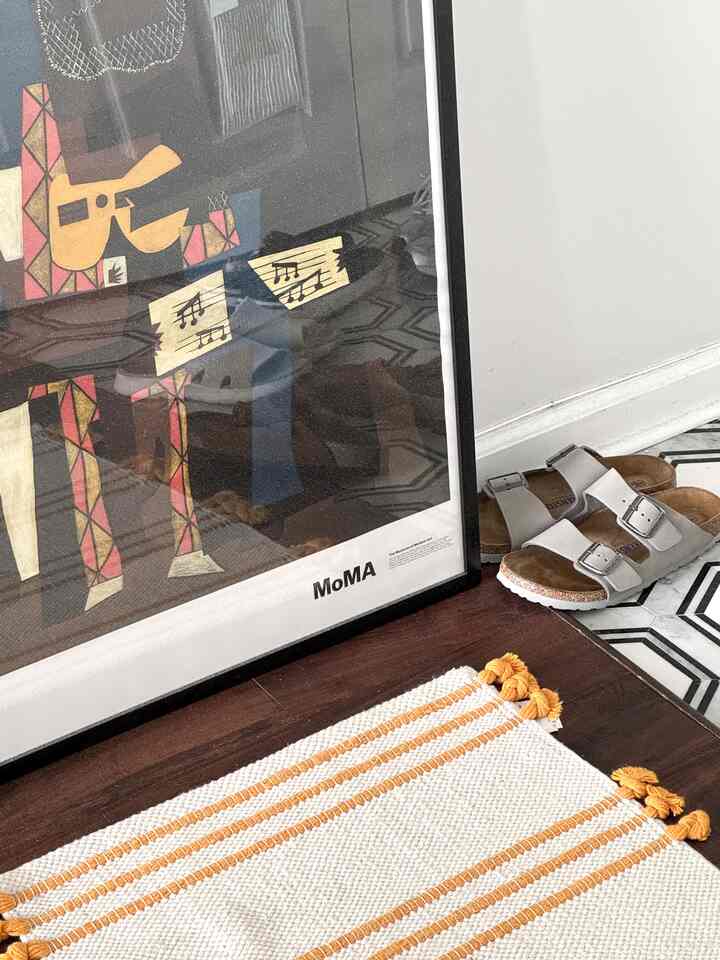 Peaceful saturday morning 🪷

#livingroom #posterframe #seriftv 