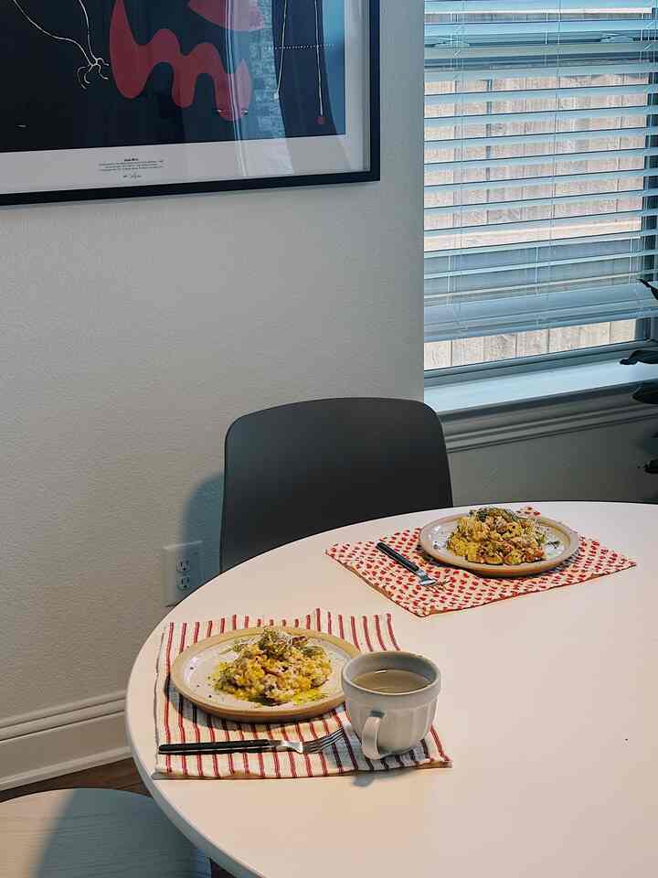 My go-to plate has been this cermaic plate from Magnolia. It goes so well with anything!
#magnolia
#lunchsetup 