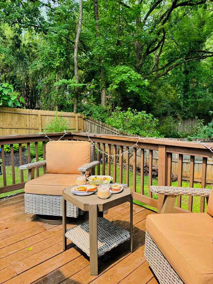 Sun’s finally out! and you know what that means: patio brunch! ☀️🍳 

Soaking in this perfect Saturday morning with homemade brunch, my husband, and our little one. 

Happy weekend, friends! 🥰

#brunch #brunchplate #breakfast #kitchenaccessories #kitchenitems #cutlery #patio #deck #outdoortable 