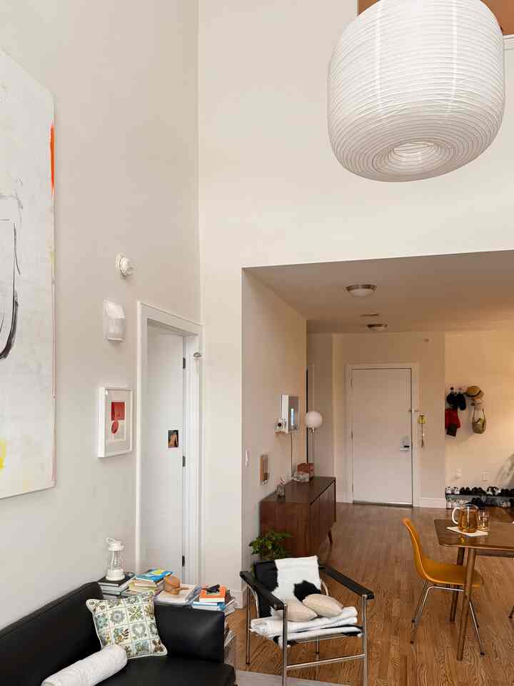 Happy to have some sun in the livingroom after few days of gloom and rain! 

#livingroom #livingroominterior #paperlampshade #loungechair #accentchair #duplex #duplexinterior #cozy #colorful #homedecor #interiordecor #diningchair 