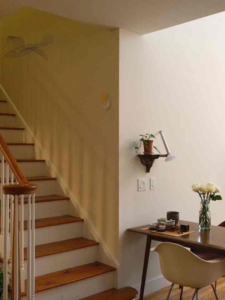 My weekend routine includes buying fresh flowers for the week and I will be enjoying these white roses for the upcoming week!

#freshflowers #flowers #flowerinterior #vase #glassvase #shelf #woodenshelf #portablelamp #birdie #airmonitor #diningzone #diningtable #diningchair 