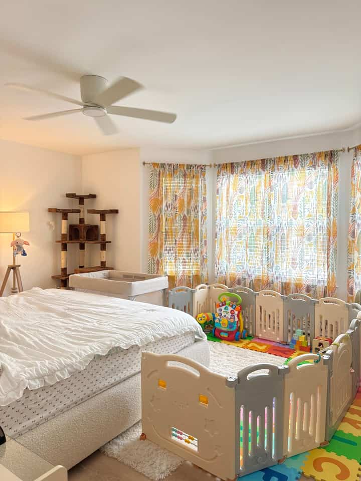 The baby play area has officially taken over our bedroom too 😂 Turns out one play zone isn’t enough… every corner of the house is now gated and part of her personal playground! 👶🏻🍼

#bedroom #bedroominterior #nursery #nurseryinterior #babyroomdecoration #babyroominterior #baby #playroom #playmat #cozy #cozybedroom #cozyhome #cozyinterior