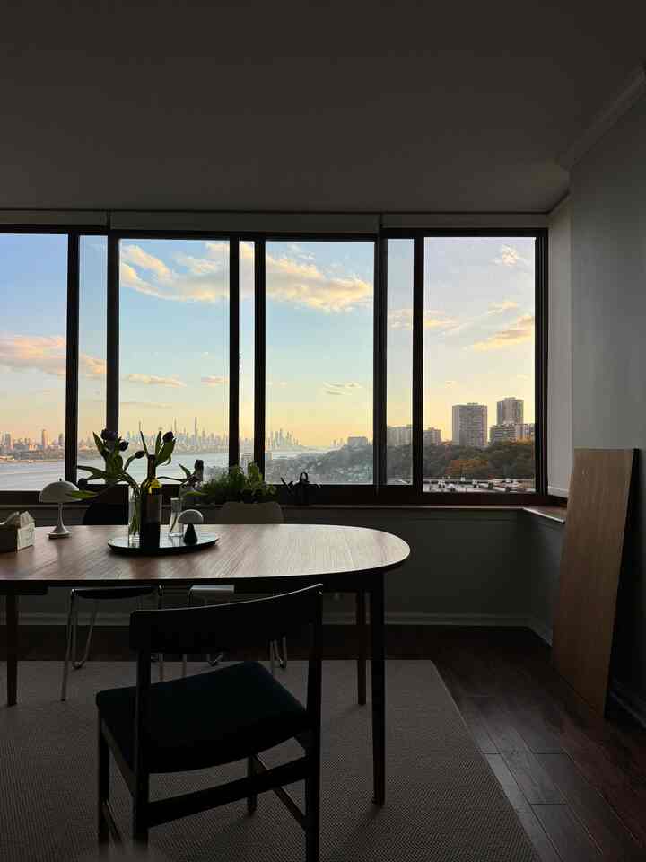 Enjoying NYC view 🏙️

#cityview #livingroom #table