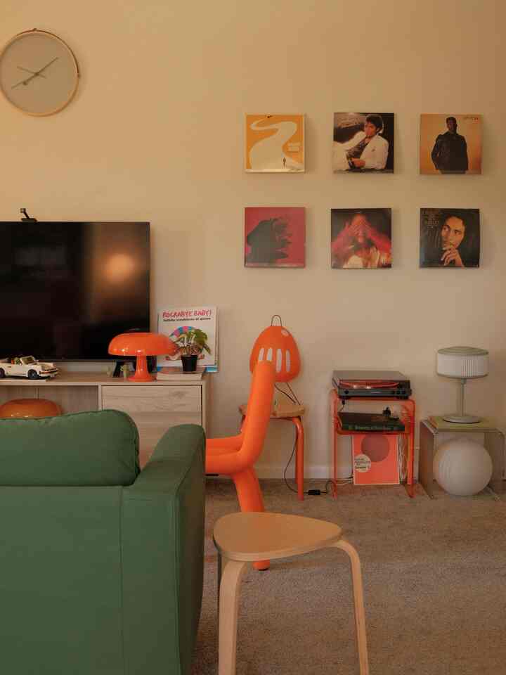 Lots of seating options in the living room :) plenty of space for game night with friends!

#cozyliving #chairrecommendation #chair #ikeastool 