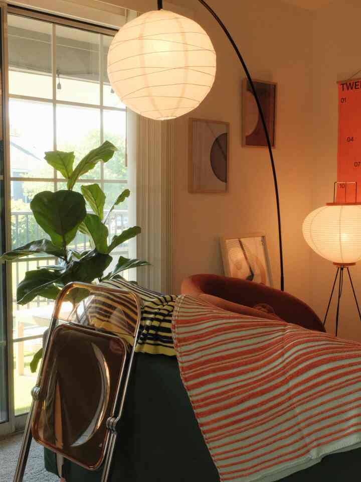 This throw blanket changed the vibe of my sofa and I love it :) 

#throwblanket #cozysofa 