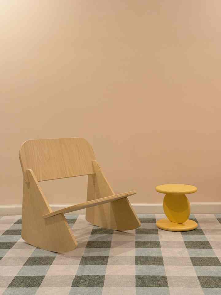 A peaceful nook in the middle of the chaos:)
#playroom #playroominterior #rockingchair #minisidetable #beanbag #nuggetsofa #mirror #rug 