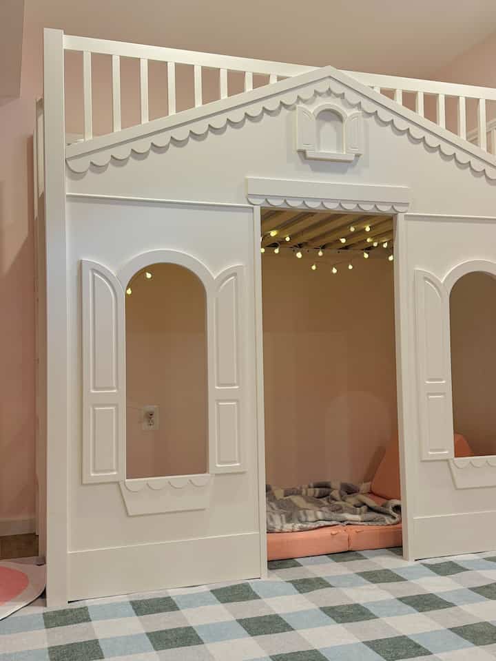 Her happy place — soft, cozy, and full of wonder!
#kidsroom #playroom #loftbed 