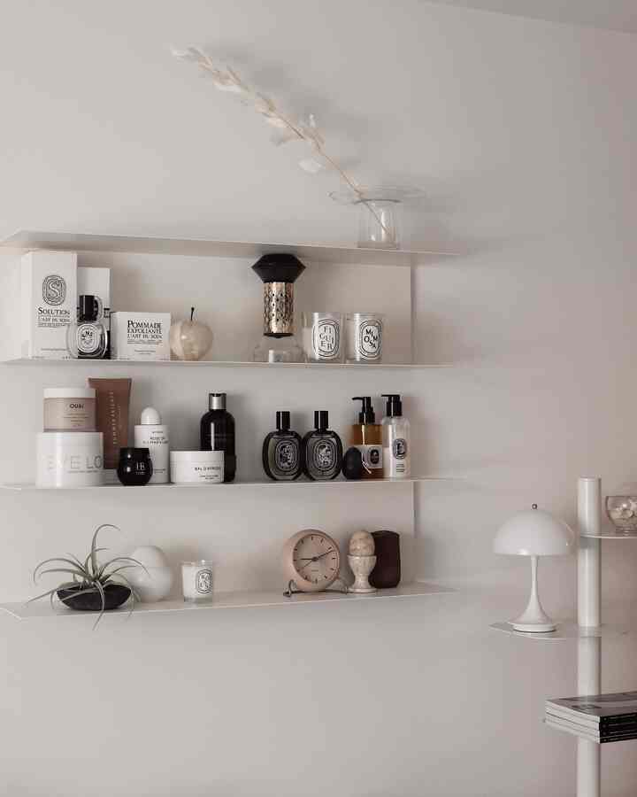 Shelf decoration 🤎🤍


#shelf #shelfinterior #shelfdecoration #bookshelf #lamp #lighting #clock #ikea #ileashelf #shelfie #fragrance #perfume #homefragrance #roomspray #candle #diffuser #vase 