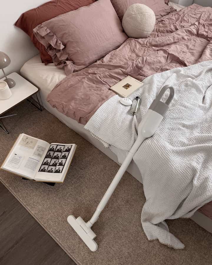 Cleaning day 🪠

#bedroom #bedroominterior #bedroomdecor #rug #bookstand #vacuumcleaner #blanket #cushion #beddingset  #linenbedding #linenduvet #linen #lowtable #lamp #lightinginterior #handcream #roomspray #vase #japandi #minimal #nordicstyle 