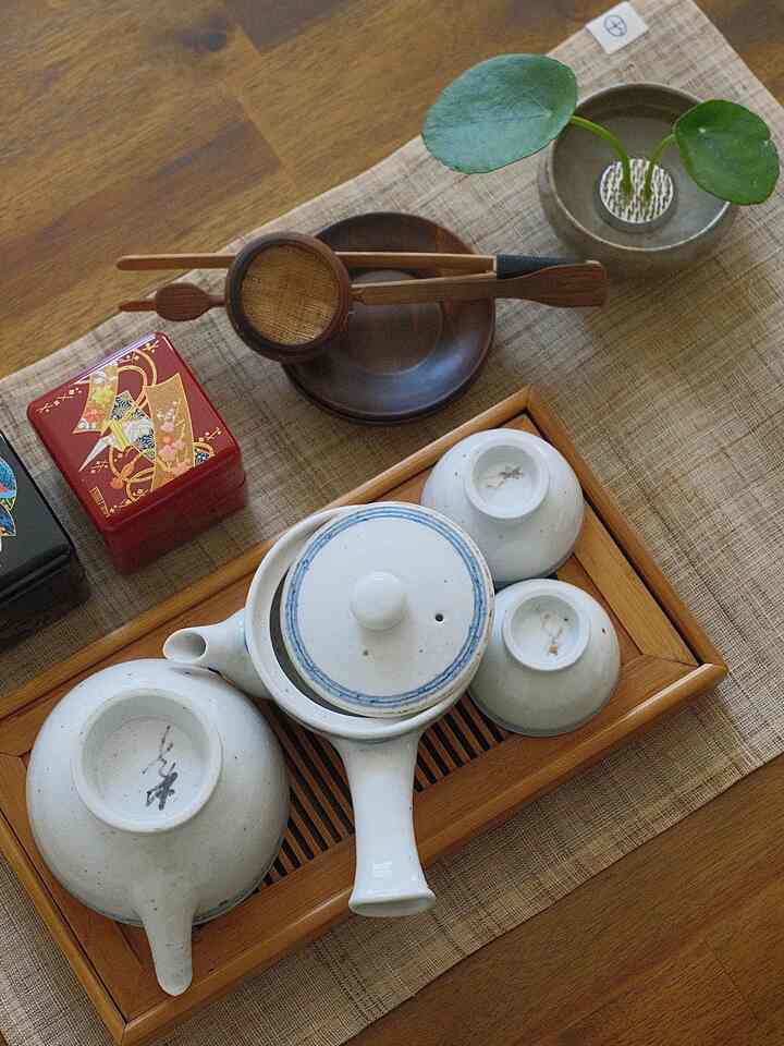 Little things that make my home a home. Gathered all of my plants in one spot today so that they can get some sun and hang out together.

#teatray #teatable #teamat #kenzan #ikebana #bookend #woodenfigurine #stool #soban #plantstand #plantinterior #freshfeeling #smalltable 