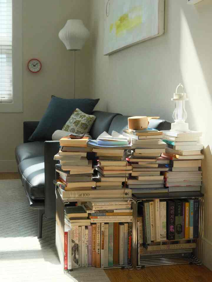 Day -> Night. Shades are drawn and shadows are made.

#daylight #nightview #daytonightmood #bookstorage #bookshelf #wirecube #lantern #balmuda #portablelamp #homedecor #interiordecor #floorlamp #nelsonfloorlamp #sofa #blacksofa #leathersofa