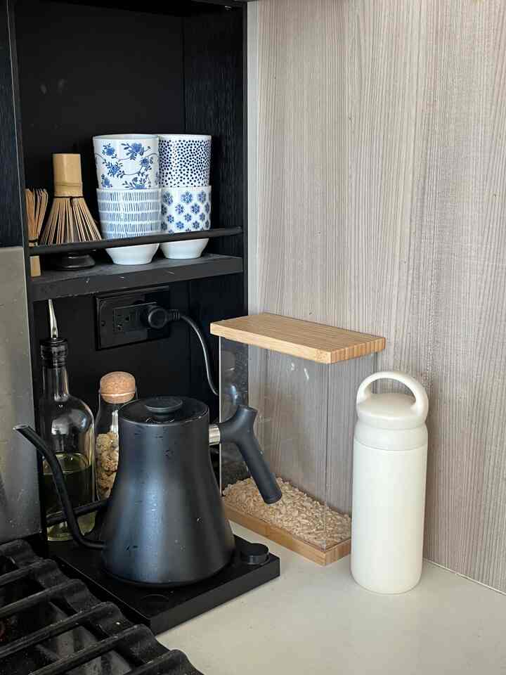 One of many tea corners in the house, I love when I can find a perfect spot for everything!
These storage containers for tea, rice, cereal, etc are so functional yet fit into the space seamlessly with bamboo details 🍵

#teatable #teacup #kitcheninterior #storage #organize #kitchen #natural #minimal 