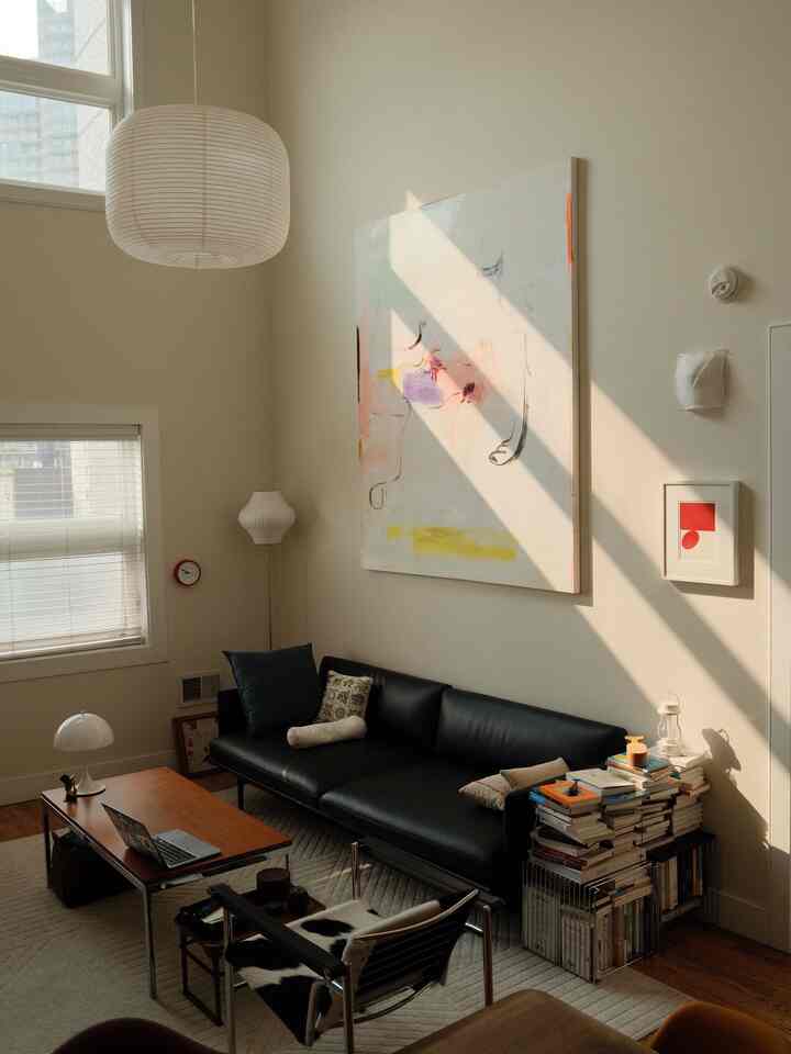 I love the strip of morning sunlight on my livingroom wall but also love all the shadows created during the night ☀️🌙

#dayornight #dayvsnight #daytimevibes #nighttimevibes #interiordecor #livingroominterior #duplexinterior #loftinterior #colorofhouse #colorinterior 