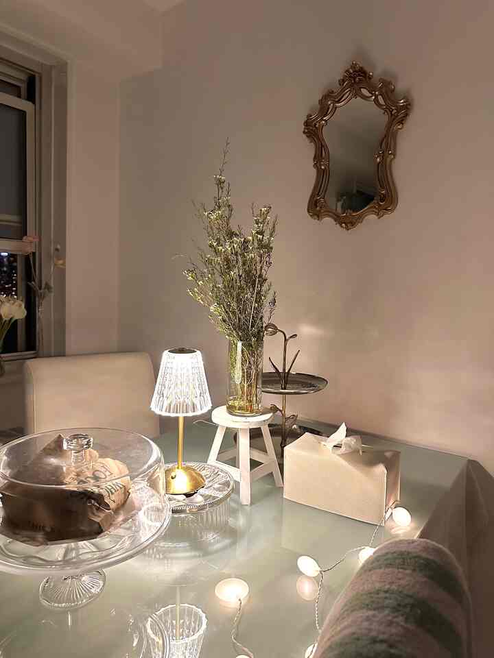 Got some wax flowers at night and trimmed them during the day. 🌚🌝

I also got a new plant stand that I think adds a nice french country touch to the dining table. What do you think? ☺️

#frenchcountry #flower #dayvsnight #dayaesthetic #nightaesthetic 