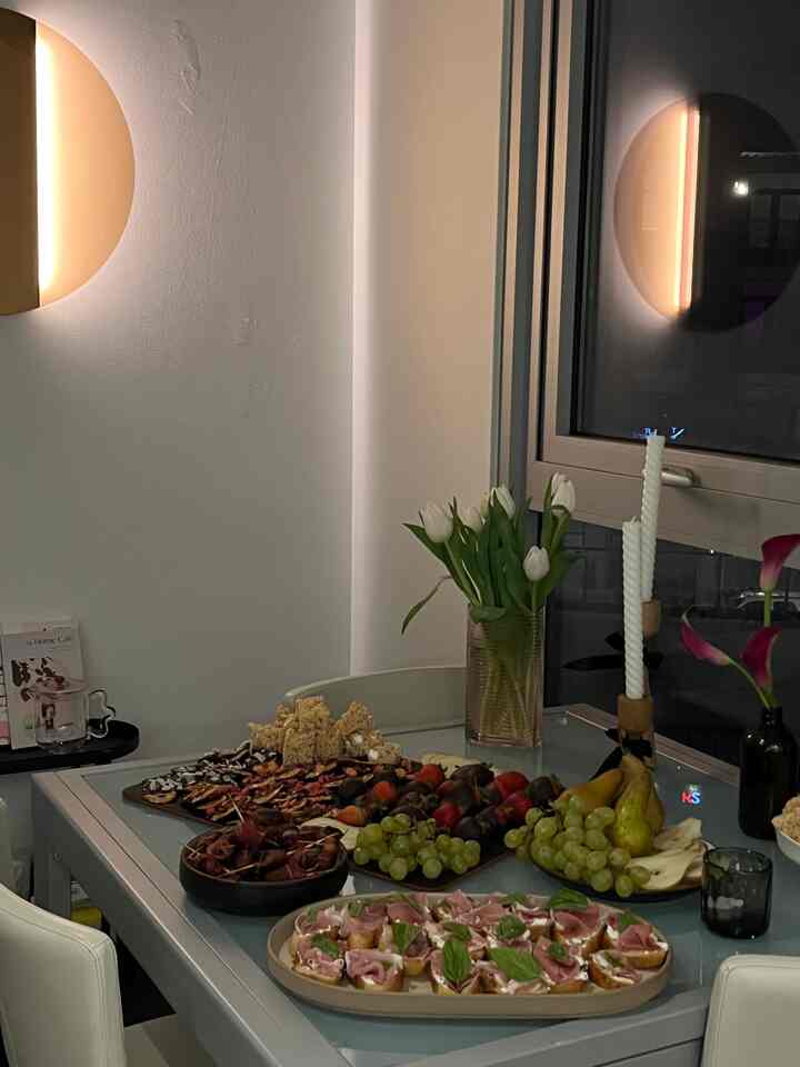 Saya suka bagaimana pencahayaan ini benar-benar mengubah ruangan dari siang ke malam! Kehangatan dan suasana hati menciptakan suasana untuk pertemuan malam, sementara cermin di siang hari benar-benar memantulkan sinar matahari alami ke dalam ruangan 🌃☀️

#lighting #moodlight #warm #warmfeeling #mirror #hosting #diningroom #dayvsnight #morningvsnight #dayaesthetic #nightaesthetic