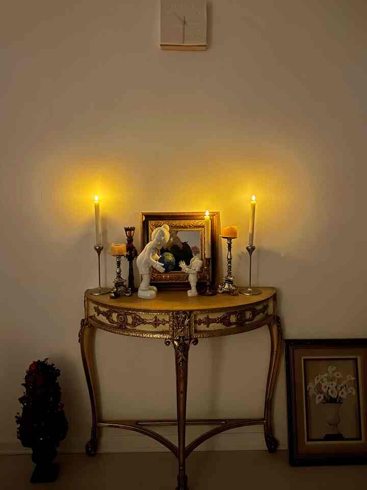 I have always wanted a mantel or a fireplace to add a more romantic vibe, but I think this halfmoon table does its job of adding to the romantic vibe of the living room. ✨

What do you think? Do you think I should change anything? 🤔

#halfmoontable #dayvsnight #nightaesthetic #dayaesthetic #frenchmodern #romantic 