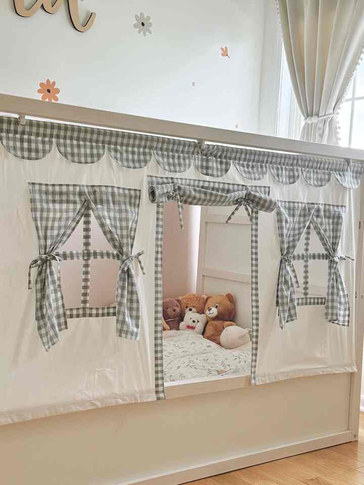 Just set up my daughter’s toddler bed — we call it the ‘Latte House!’ Take a look!
#kidsroom #babyroom #kidsbed #toddlerbed #kurabed #bedcurtain #bedtent