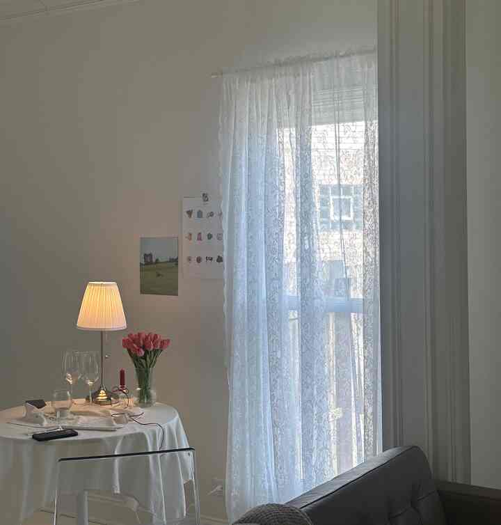 Ruang suasana yang indah :)
Saya bekerja di sini, saya minum kopi, saya juga suka anggur 🍷

#siangvmalam #morningvsnight #dayaesthetic #nightaesthetic #spring #ikea #lamp #roundtable #Ohaus #ikeachair