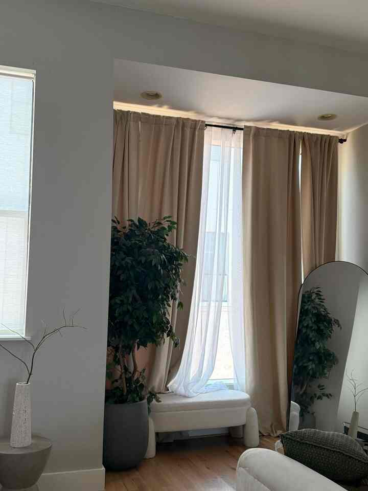 Just the sun, some linen, and the kind of calm you can't buy 🌞🪞🌾
#NaturalLightLover #JapandiDesign #BrightLivingRoom #SoftTextures #SereneHome