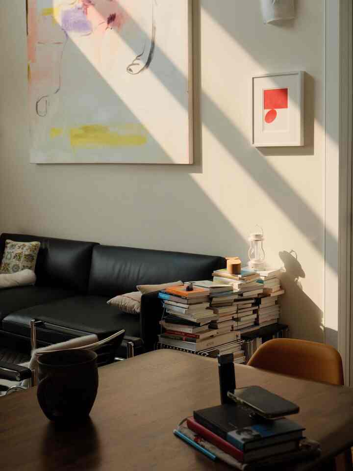 Sun soaked livingroom on a Saturday morning.

#livingroom #livingroominterior #portablelamp #lantern #balmuda #sofa #leathersofa #blacksofa #cushion #throwpillow #floorlamp 