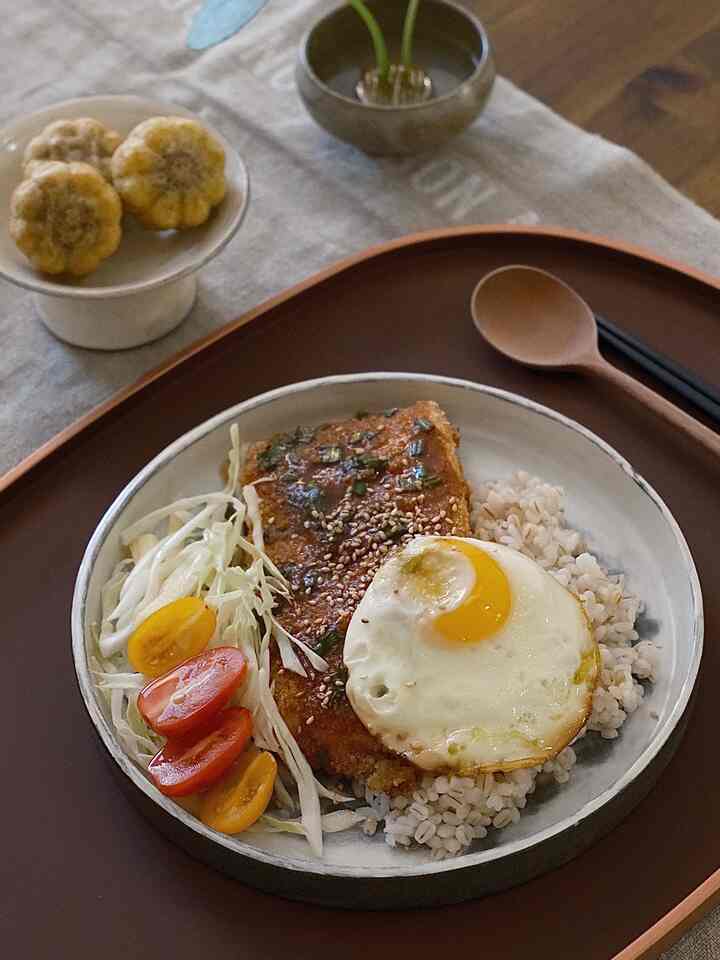 Corners of my home this weekend.
1. Sriracha honey glazed salmon bowl
2. Got this simple drying rack from Ikea and it is pretty great for drying all my dinner napkins!
3. Yogurt bowl with blueberries, granola, hemp seed and olive oil
4. My sideboard view these days
5. Added a new plant to the group. A pilea peperomioides!

#cornersofmyhome #homedecor #interiordecor #dinner #lacqueredtray #homecookedmeal #dryingrack #laundrydryingrack #yogurtbowl #sideboarddecoration #lowtable #plantinterior 