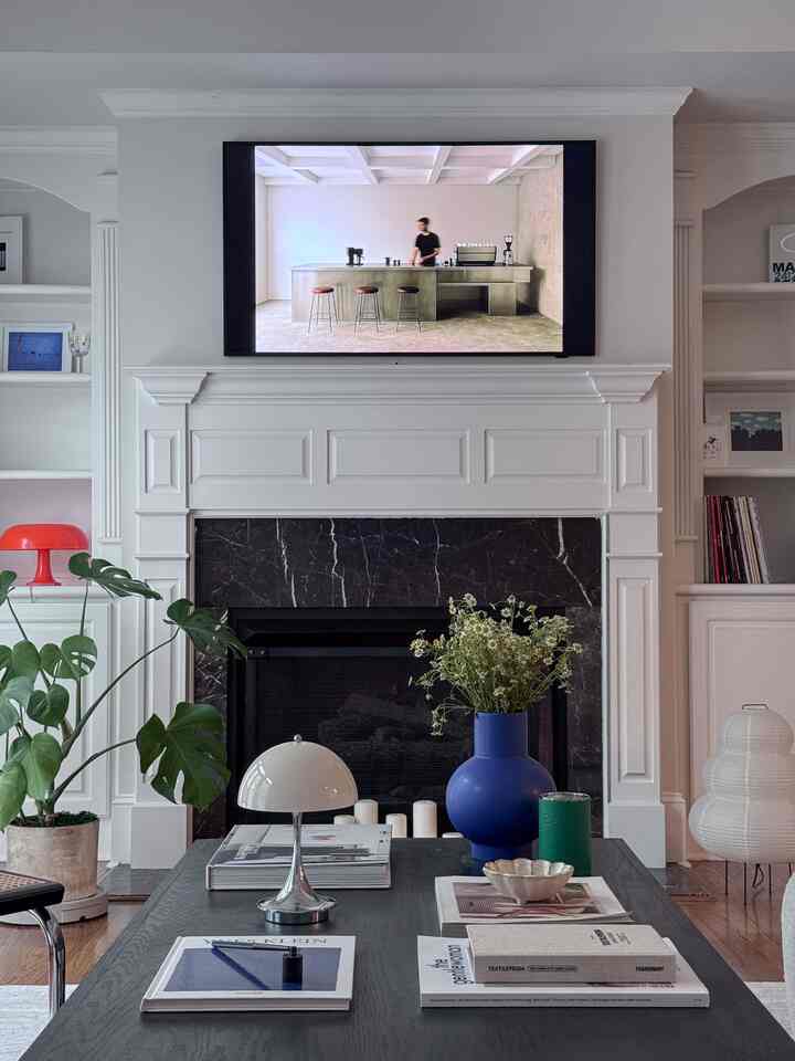 Day vs Night- which one is your favorite? ☀️ vs 🌙
.
.
.
#livingroom #livingroominspo #mcm #parisianmodern #frenchgirlhome #minimalwithmood #vase #popsofcolor #lamp #portablelamp #coffeetable #coffeetablesetting #dayvsnight #moody #ambientlight