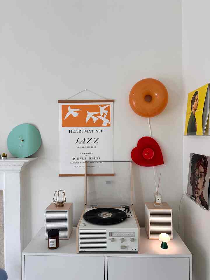 This is my favorite space in my house :)
During the day, it feels like a modern cafe where I can enjoy music, and at night, it feels like a music bar, so it's really nice to have a glass of wine while listening to music 🤍

#dayvsnight #morningvsnight #dayaesthetic #nightaesthetic #homemusic #homedecor #homecinema #ikea #turntable #cozy #lp #Modern 