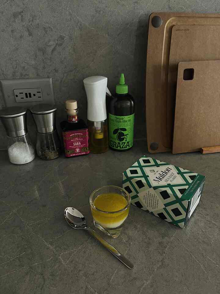 I start my morning right off in the kitchen drinking warm water 💦 and lemon olive oil shot with a pinch of Maldon salt 🍋

#apartmentaesthetic #itsmyhouseandilivehere #interiordesign #apartmenttour #itsmyhouse