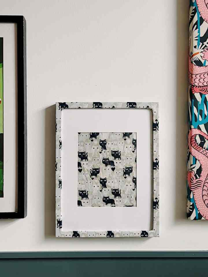 I really didn’t like the thick black frame so I did a quick DIY project today (second picture is the “before”)

#diy #artwork #patterns