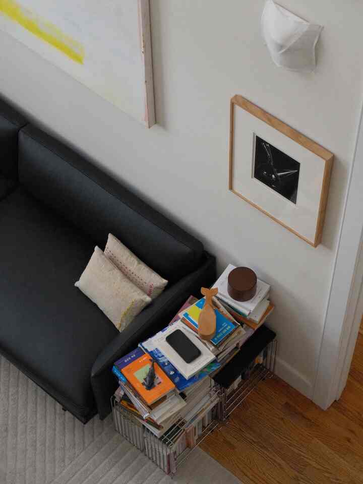 My reading nooks. My livingroom is set up so that I can move from chair to chair depending on time of the day while reading 📚

#readingnook #bookshelf #bookstorage #sofa #leathersofa #blacksofa #loungechair #accentchair #readingchair #cornersofmyhome #cozy #itsmyhouseandilivehere