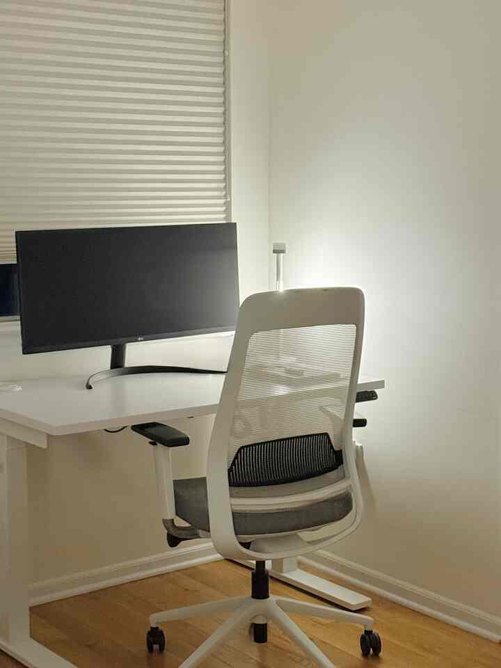 Ruang utama kami = Ruang serba guna kami: kamar tidur, kantor, dan kamar bayi! 
#kipaslangit-langit #standingdesk #reclinersofa #bedroom #officeroom #nurseryroom