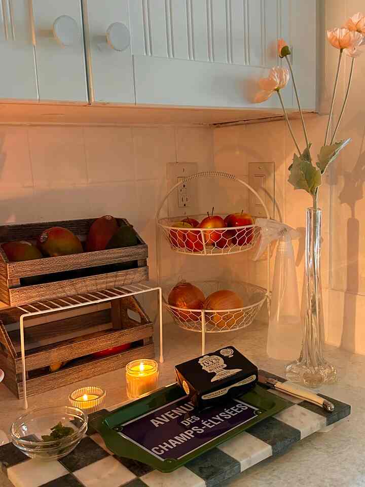 My kitchen corner that I love. 🫶
I got new produce baskets and I am loving the french country vibe. It looked adorable with potatoes inside, but I made potato curry with the potatoes so they aren’t pictured here. 😋

#itsmyhouseandilivehere #apartmentaesthetic #frenchmodern #frenchcountry