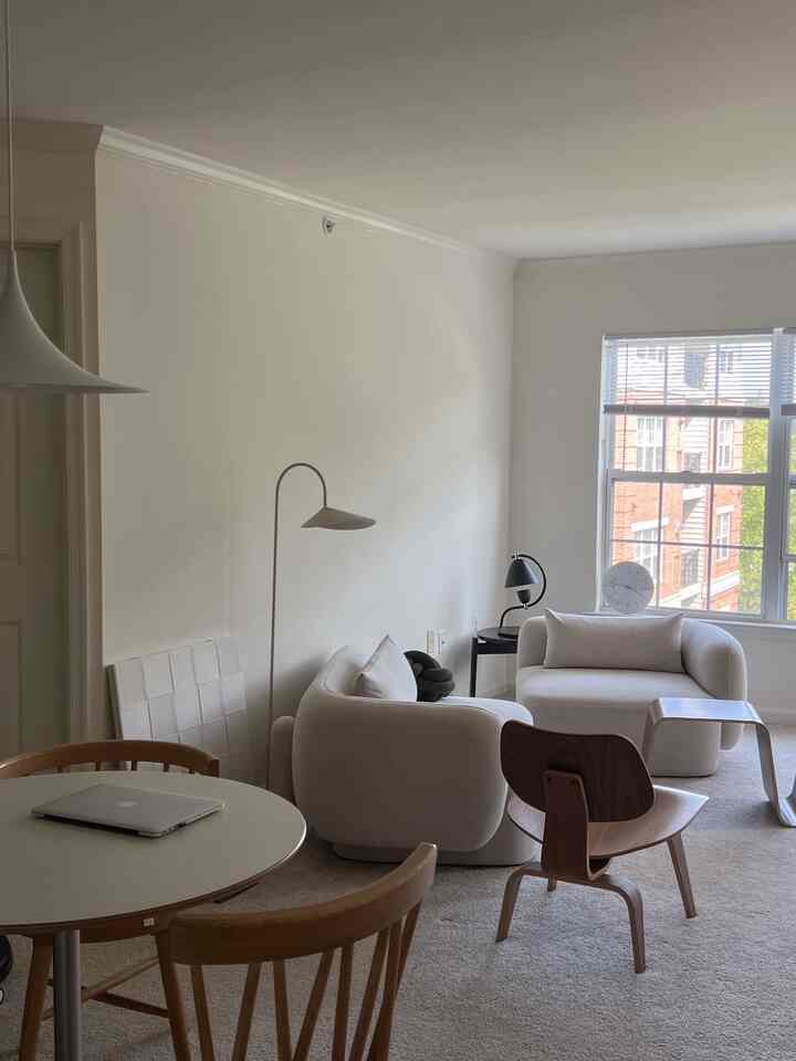 My favorite little corner at home.
I love sitting here. Just enjoying the view outside and admiring our furniture🤎


#livingroominterior #livingroom #modularsofa #modularfurniture #modulecollaboration #beigeinterior #beige #beigetone 